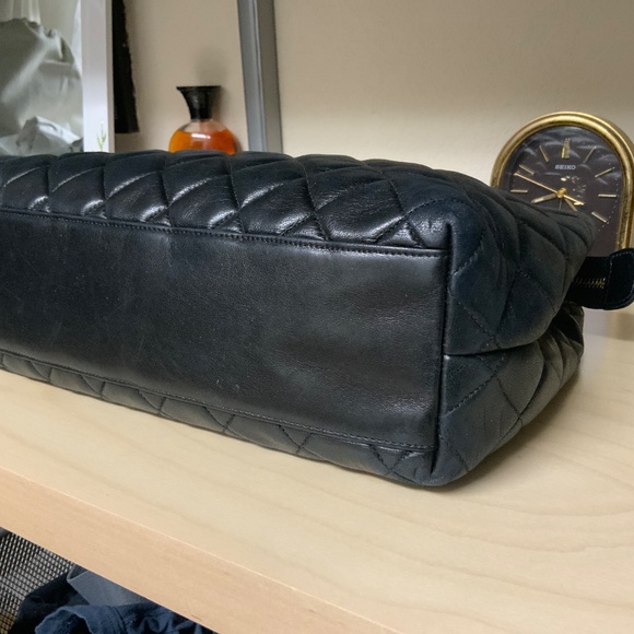 Chanel Black Quilted Shoulder Bag with Gold Chain - Picture 6 of 13